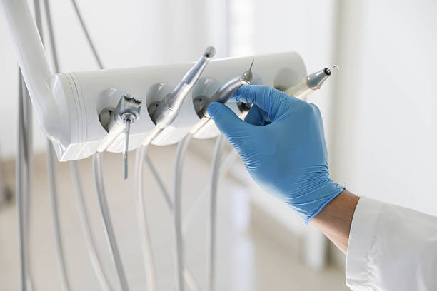 Professional Tooth Extraction technician working in Oak Hills Place, LA